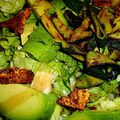 Salade avec de l'Avocat, Pelures de Courgette & Tofu Frit au Curcuma
