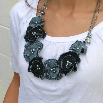 Pour Noël, des bijoux en jeans recyclés