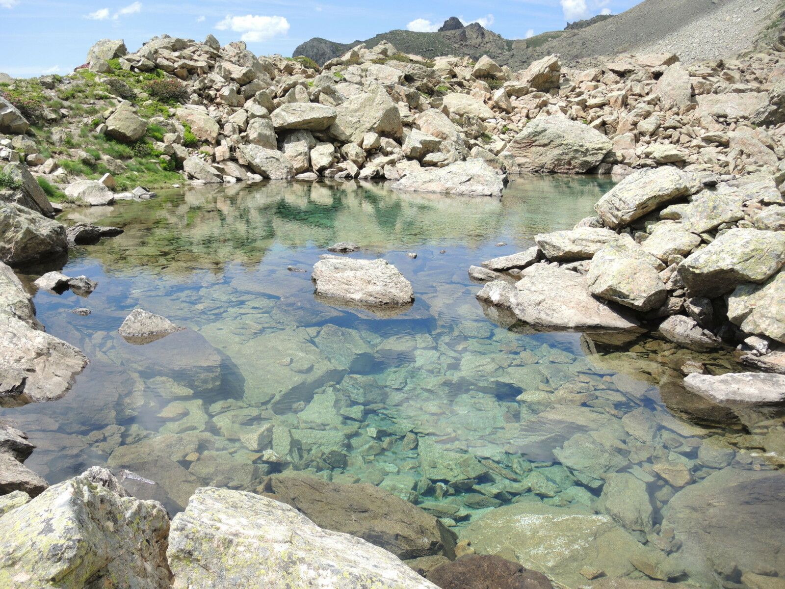 Lac de Peyreget, rando Pombie-Peyreget, descente vers le lac, laquet, eau claire (64)