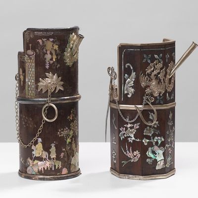 Pipes à eau à la vente Cornette de Saint Cyr.