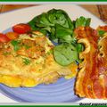 OMELETTE AU LARD, SALADE DE MACHE, TOMATES CERISES ET FINES TRANCHES DE LARD GRILLEES