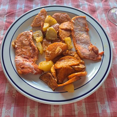 Longe de porc marinées et pommes de terre et patates douces rissolées