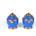 Paire de vases formant pots-pourris. Chine, époque Kangxi (1662-1722) pour la porcelaine. France, vers 1715 pour la monture