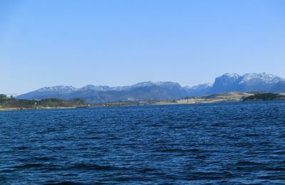 Balalde en bateau dans le fjord