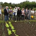 MÊME PENDANT LES VACANCES, LES JARDINIERS RESTENT SOLIDAIRES.