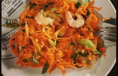 Salade vietnamienne aux carottes, concombre et crevettes