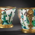Paire de cache-pots en porcelaine de Chine d'époque Kangxi  à monture de bronze doré d'époque Régence, poinçonnée au C couronné