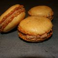 Macaron coque aux caramel et ganache chocolat montée au POULAIN 1848 au feuilleté de praliné