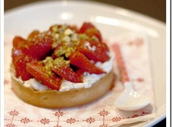 Tartelette fraises, chantilly à la violette pour pique-nique chic