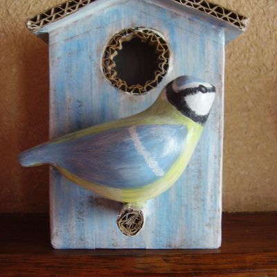 Oiseau et son nichoir 