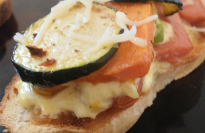 Tartine "hot dog" et ses légumes grillés