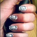 Spirales noires sur vernis blanc