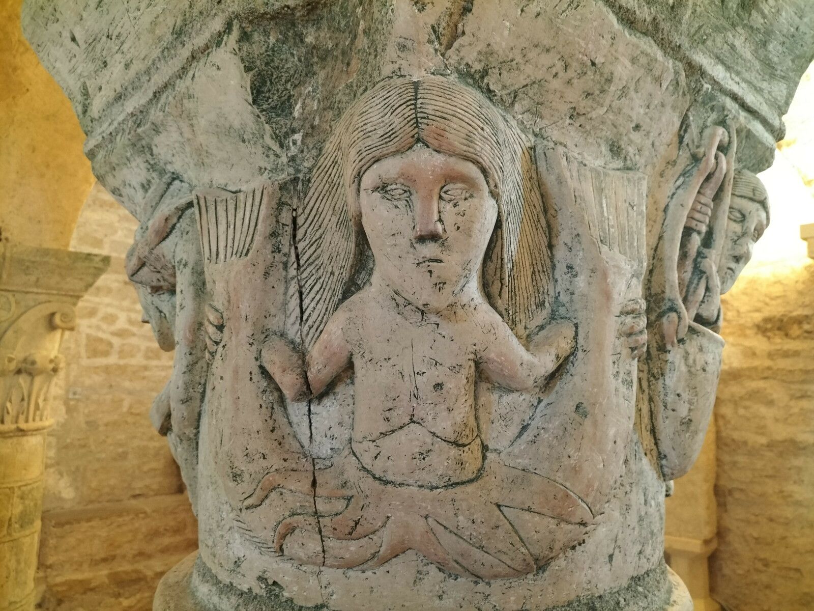 Saint-Parize-le-Châtel, église Saint-Patrice, crypte romane, colonne 5. . .  (58)