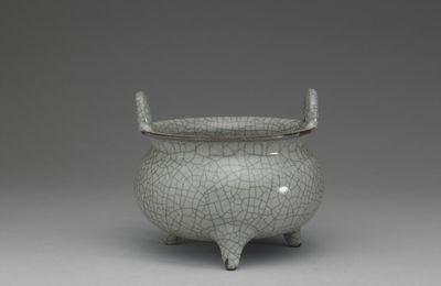 Tripod incense burner with loop handles in green glaze, Ge ware, Southern Song-Yuan dynasty (1127-1368)