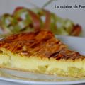 Tarte savoureuse à la rhubarbe parfumée à la vanille