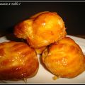 Croques en bouche : petits choux fourrés crème pâtissière glaçage caramel