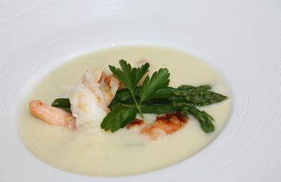 Crème d'asperges et scampis