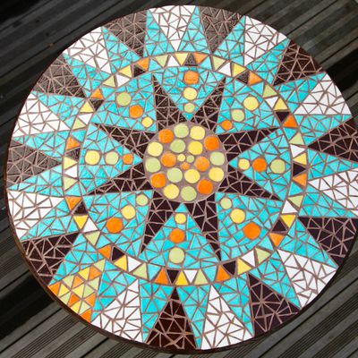 Une table bistrot aux couleurs acidulées " Inspiration Mandala "