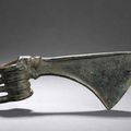 Hache à lame aux bords en relief très élargie. Bronze de patine verte. Luristan. Début du Ier millénaire 
