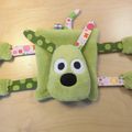 Doudou plat chien vert et blanc