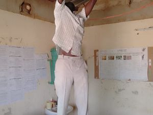 Les travaux dans le dispensaire, la pharmacie et la maternité