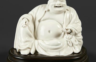 Statuette de Bouddha assis en blanc de Chine, tenant une pêche dans la main gauche, Période Kangxi (1662-1722)