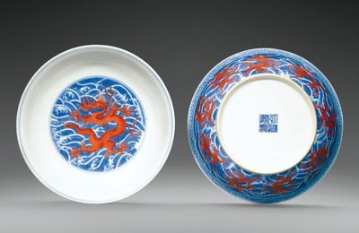 Paire de coupes en porcelaine bleu, blanc et rouge de fer. Chine, dynastie Qing, Marque et Époque Qianlong (1736-1795).