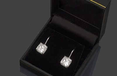 Paire de pendants d'oreilles ornés de deux diamants de taille coussin pesant respectivement 5,03 cts et 5,05 cts