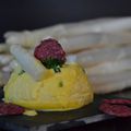 Gâteau d'asperges et sa sauce aux herbes