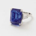 ﻿Cartier, bague en platine ornée d’un saphir rectangulaire à pans coupés, 12,65 ct, origine Sri Lanka, épaulé de diamants tapers