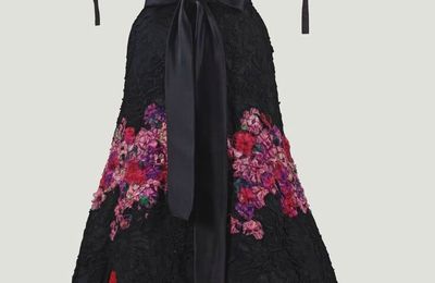 Yves Saint Laurent Haute Couture, printemps-été 1980. Robe du soir en patchwork de dentelle et fleurs d'organza