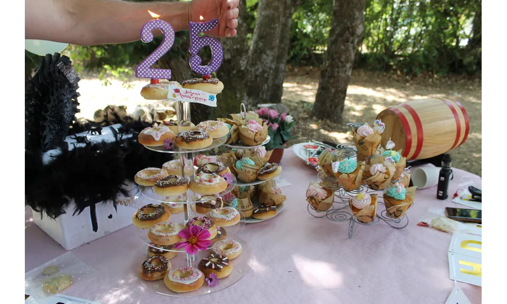 pièce montée de donut's et de cupcakes 