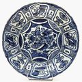 Plat rond à bord mouvementé en porcelaine. Chine, Période Transition XVIIème siècle