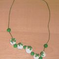 collier fleurs vertes