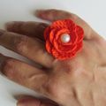 bague fleur en tissu rouge