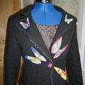 ça y ai j'ai acheté ma machine à broder, voici ma première création, veste customisée avec des broderies papillon multicolors