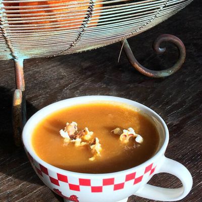 Soupe à la carotte, cumin et pois chiches, avec pop-corns.