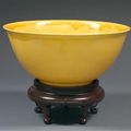 Importante coupe en porcelaine émaillée jaune impérial. Chine, marque et époque Kangxi (1662-1722).  