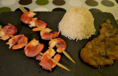 Brochettes de crevettes au Serrano et sa compotée de pêche et nectarine à la vanille