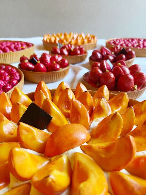 Tartes fruits rouges et jaunes, factices