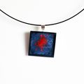 Pendentif rouge et bleu en peinture et résine