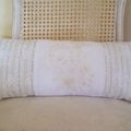 COUSSIN BRODE, DENTELLE ANCIENNE ET BOUTONS DE NACRE