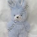 Doudou Peluche Lapin Bleu Oreilles Rayures Blanc et Bleu Yeux Bleu Tartine et Chocolat