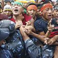 La police népalaise arrête 5 Tibétains pour avoir organisé des élections.