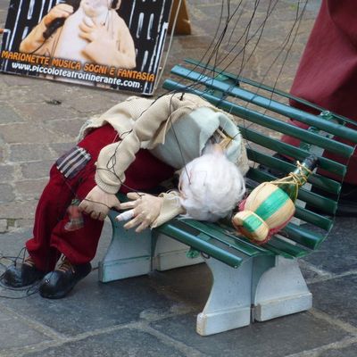 Festival des marionnettes: Sur un banc