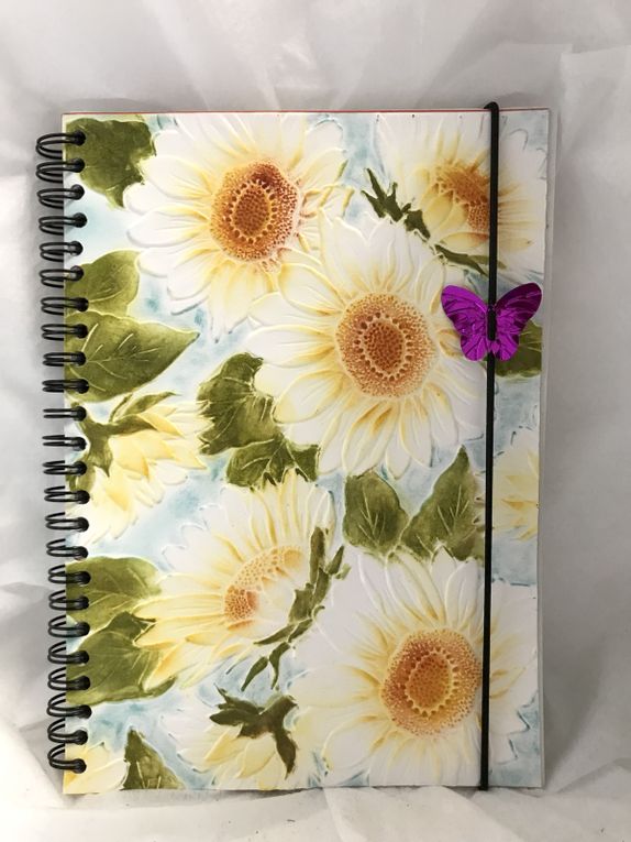 Mon ZapBook décoré avec le Plioir à gaufrage 3D Tournesols