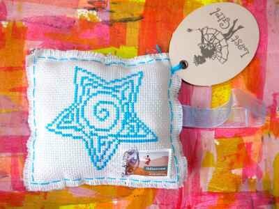 Mail-art étoile, maison et visage