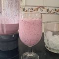 Milkshake glacé à la banane et yaourt de fruits de bois aux myrtilles glacées