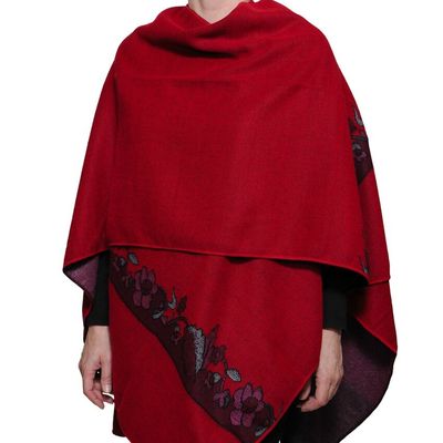 Le poncho rouge à motif à fleurs