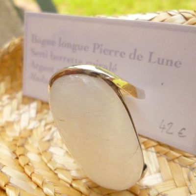 Bague longue Pierre de Lune monture spiralée
